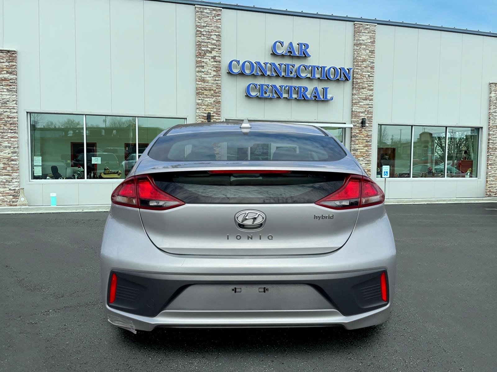 Used 2022 Hyundai Ioniq SE FWD image 3