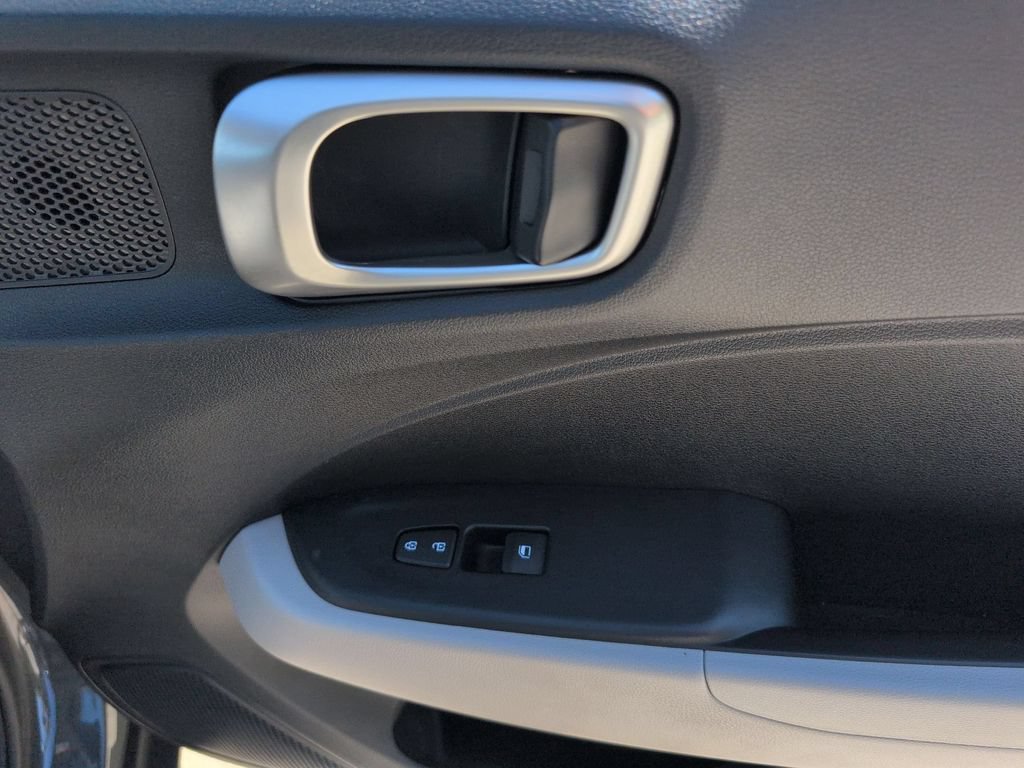 Used 2025 Hyundai Venue SEL FWD image 33