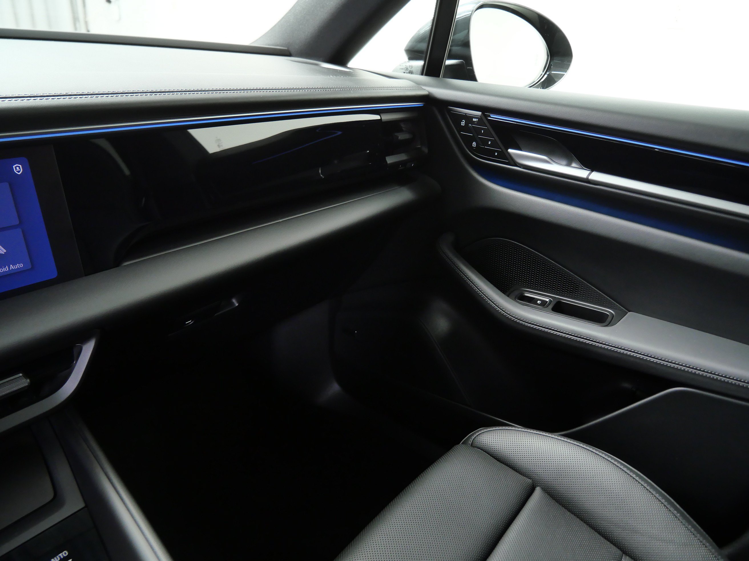 Used 2025 Porsche Macan 4 Electric w/ Premium Package AWD/4WD image 21