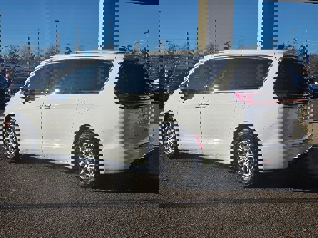 Used 2024 Chrysler Pacifica Touring-L image 2