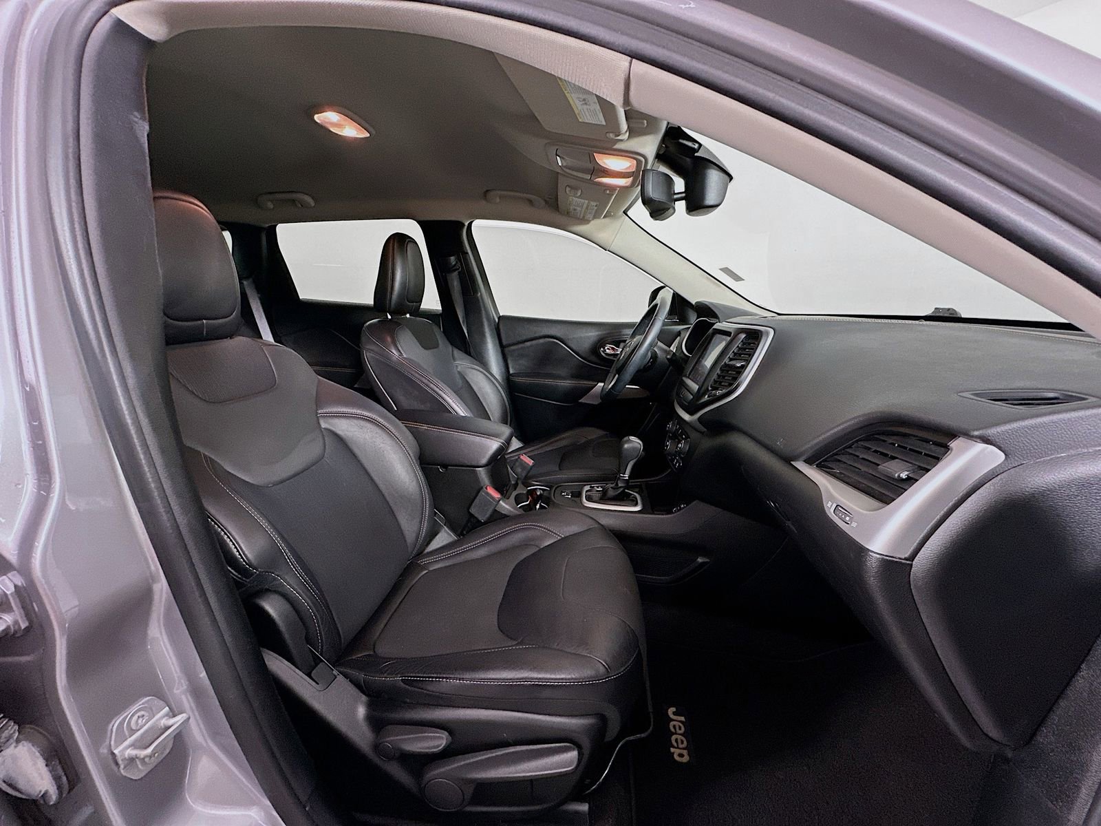 Used 2018 Jeep Cherokee Latitude Plus w/ Comfort/Convenience Group image 27