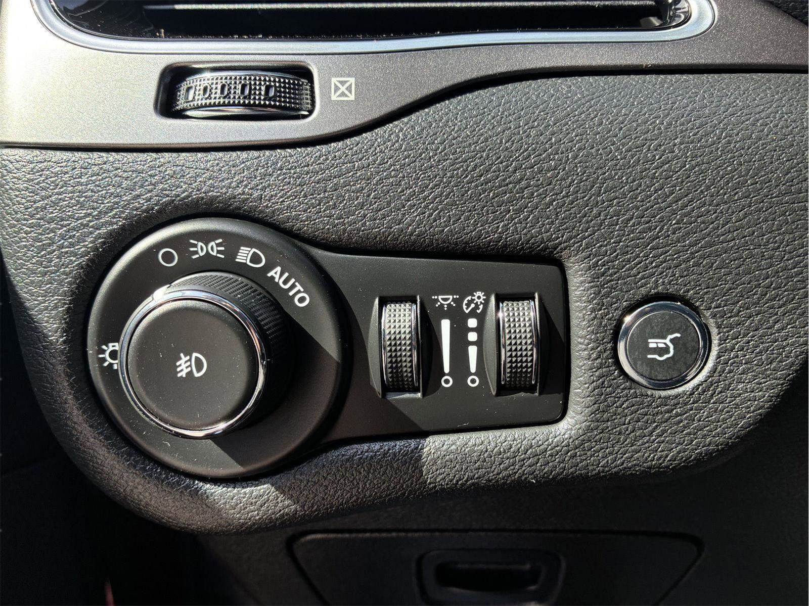Used 2020 Jeep Cherokee Limited AWD/4WD image 21