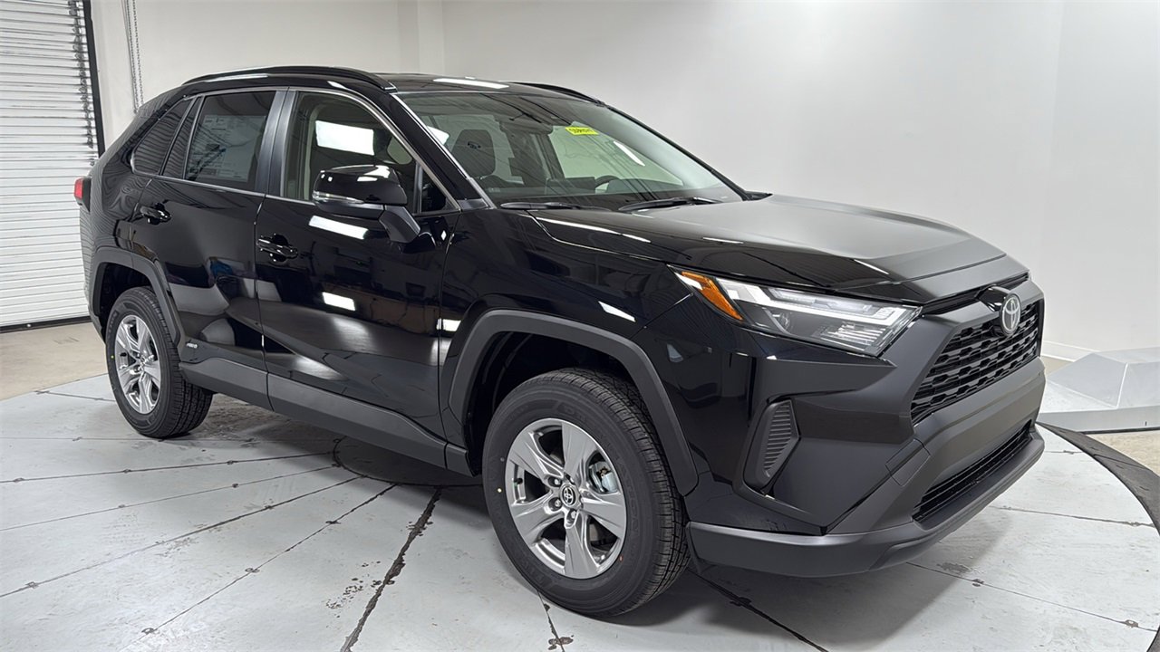 New 2025 Toyota RAV4 LE video 3