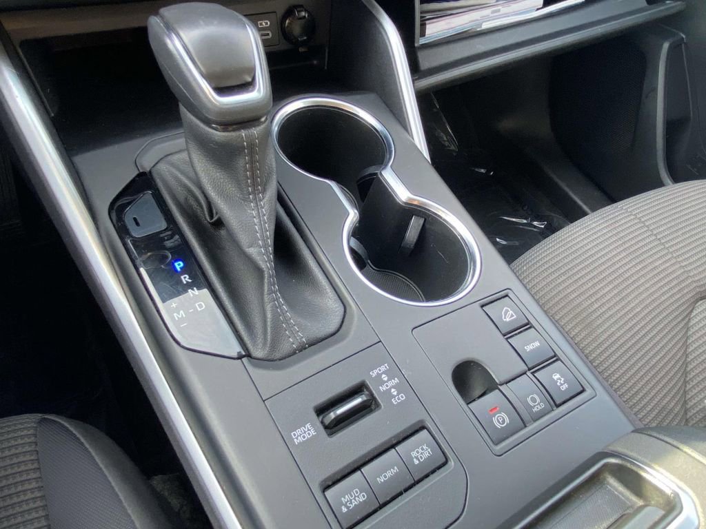 Used 2023 Toyota Highlander LE AWD/4WD image 29