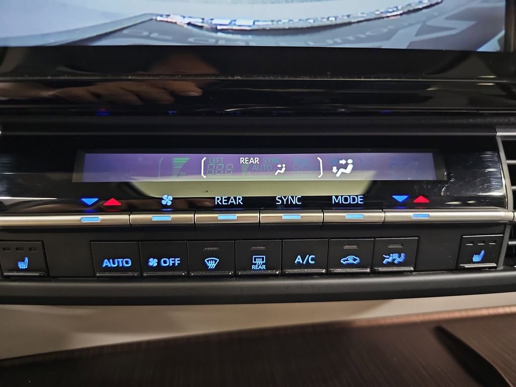 Used 2024 Toyota Sienna XLE FWD image 28