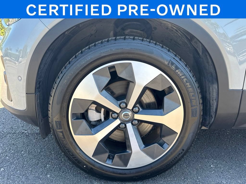 Certified 2025 Volvo XC40 B5 Plus AWD/4WD image 28