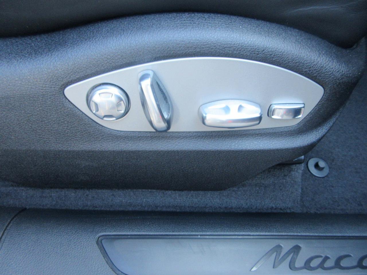 Used 2025 Porsche Macan w/ Premium Package Plus AWD/4WD image 25