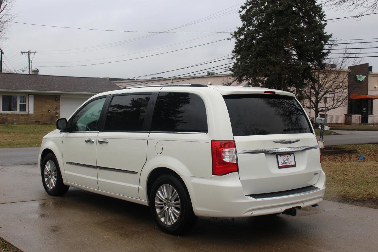 Used 2013 Chrysler Town & Country Limited w/ Trailer Tow Group FWD image 7
