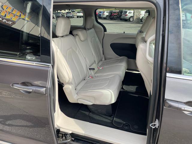 Used 2017 Chrysler Pacifica Touring-L w/ Tire & Wheel Group image 24