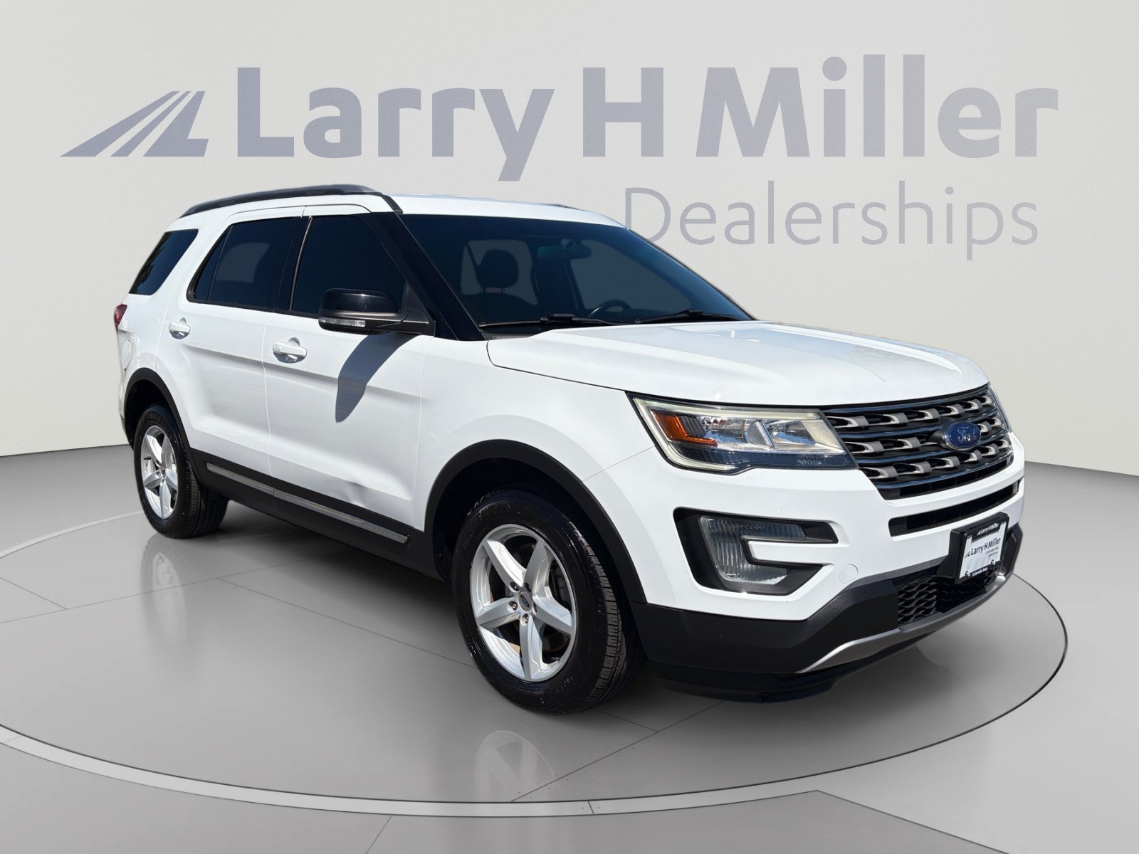 Used 2017 Ford Explorer XLT AWD/4WD image 7