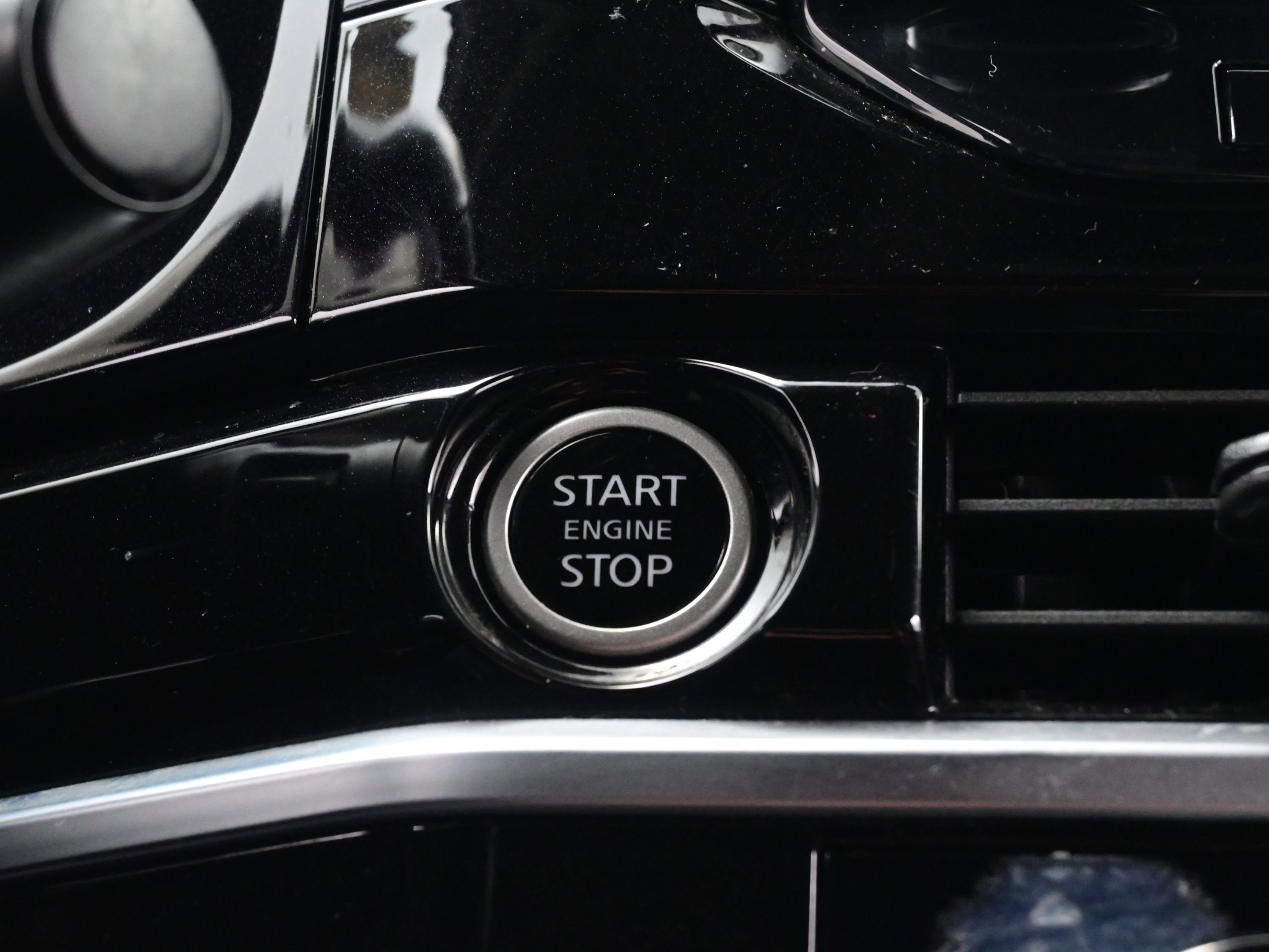 Used 2022 Nissan Pathfinder Platinum w/ Cargo Package image 25