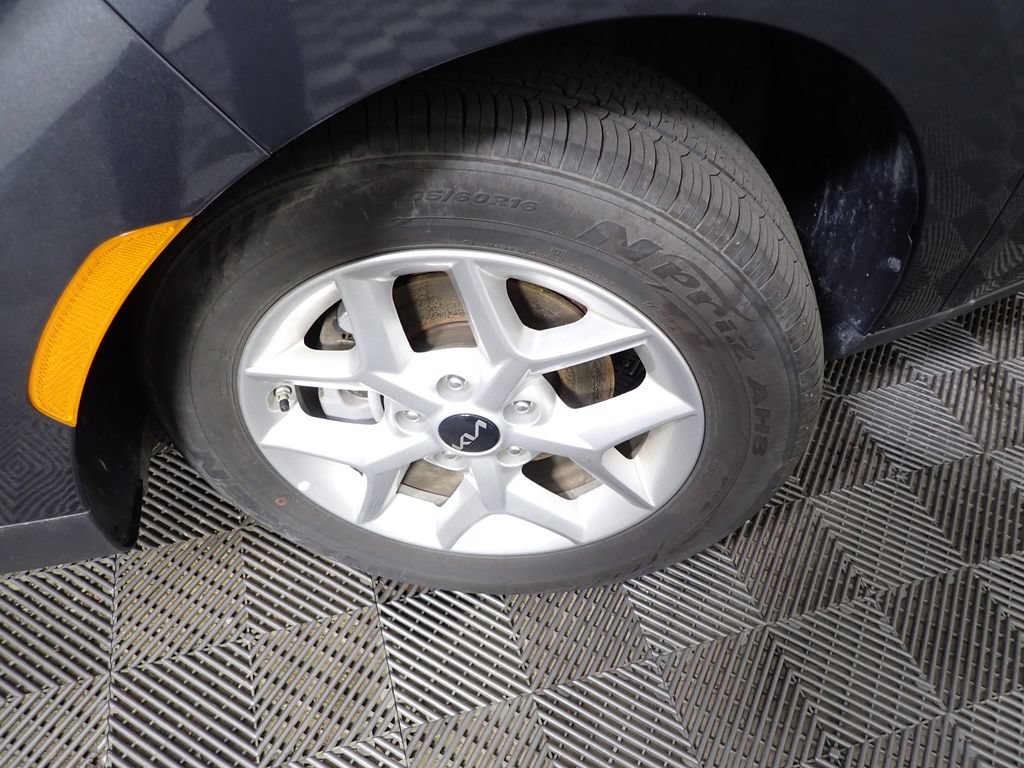 Used 2025 Kia Soul LX w/ LX Technology Package FWD image 32