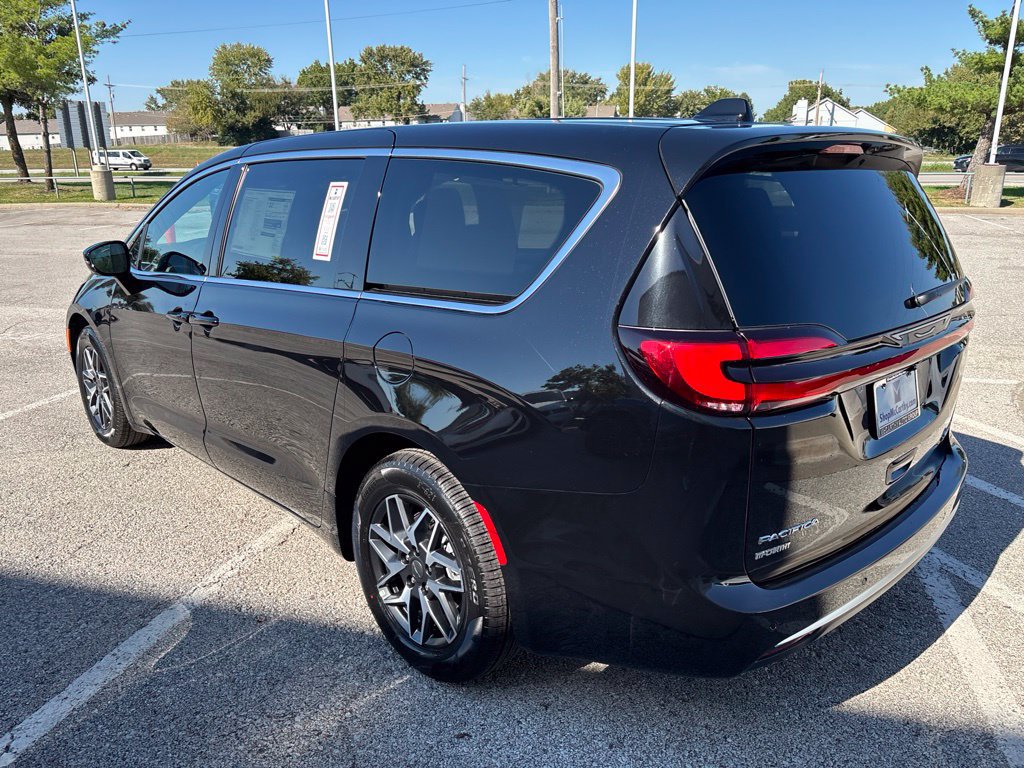 New 2027 Chrysler Pacifica Limited w/ Family Tech Group FWD image 10