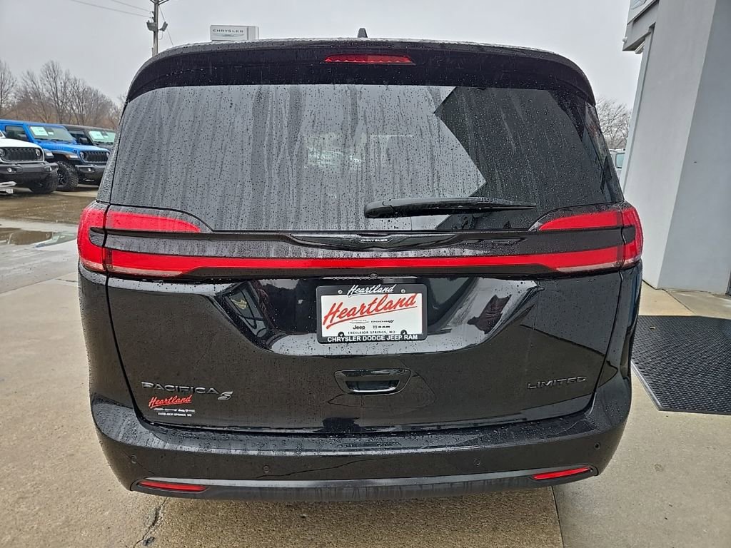 Used 2025 Chrysler Pacifica Limited image 9