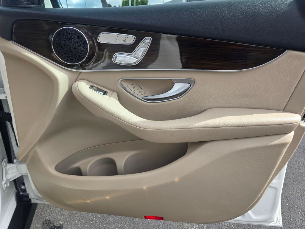 Used 2021 Mercedes-Benz GLC 300 4MATIC image 26