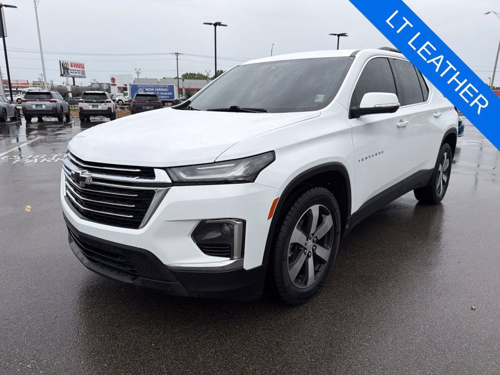 Used 2022 Chevrolet Traverse LT w/ LT Premium Package AWD/4WD image 3