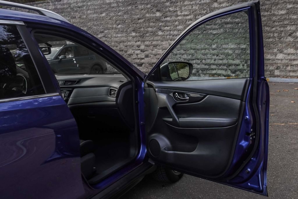 Used 2017 Nissan Rogue SV w/ SV Premium Package image 15