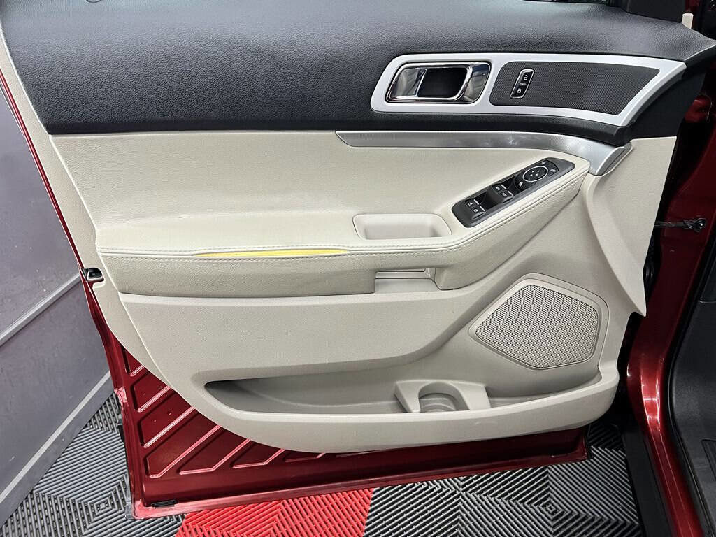 Used 2015 Ford Explorer XLT w/ Equipment Group 202A image 7