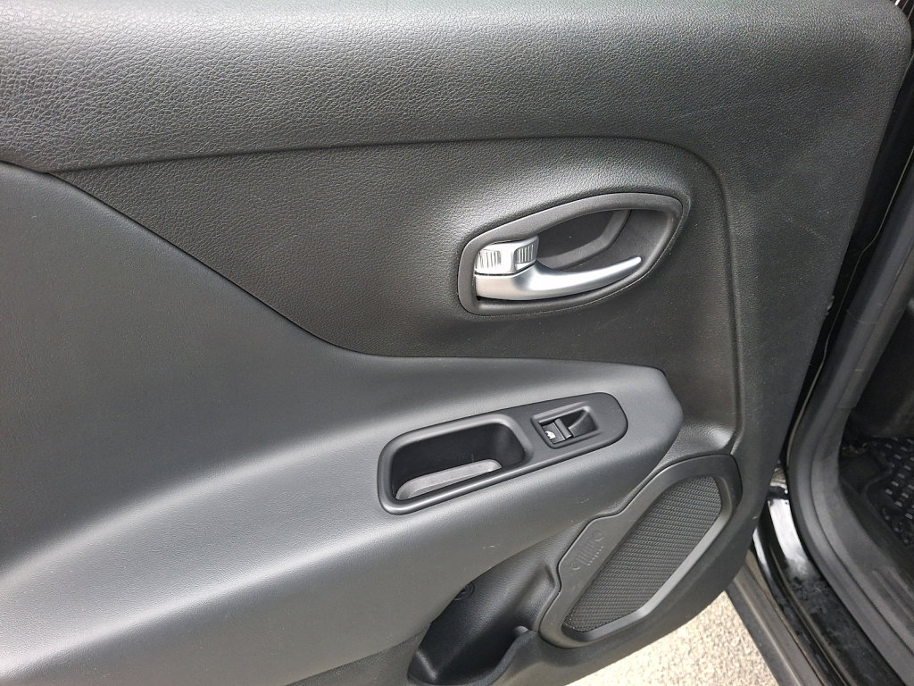 Used 2022 Jeep Renegade Limited image 19