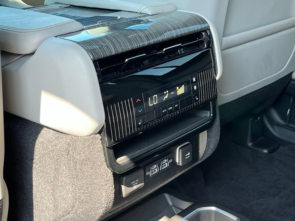 Used 2022 Jeep Wagoneer Series III w/ Premium Group I AWD/4WD image 25