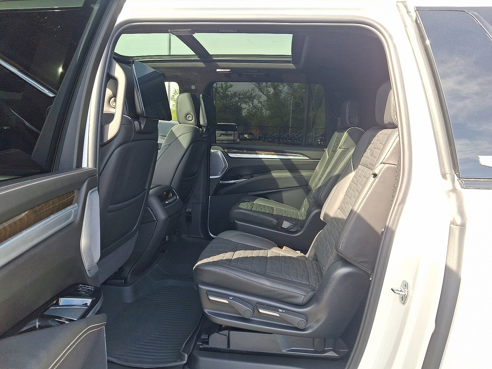 Certified 2025 Cadillac Escalade ESV Sport Platinum w/ LPO, Floor Liner Package AWD/4WD image 23