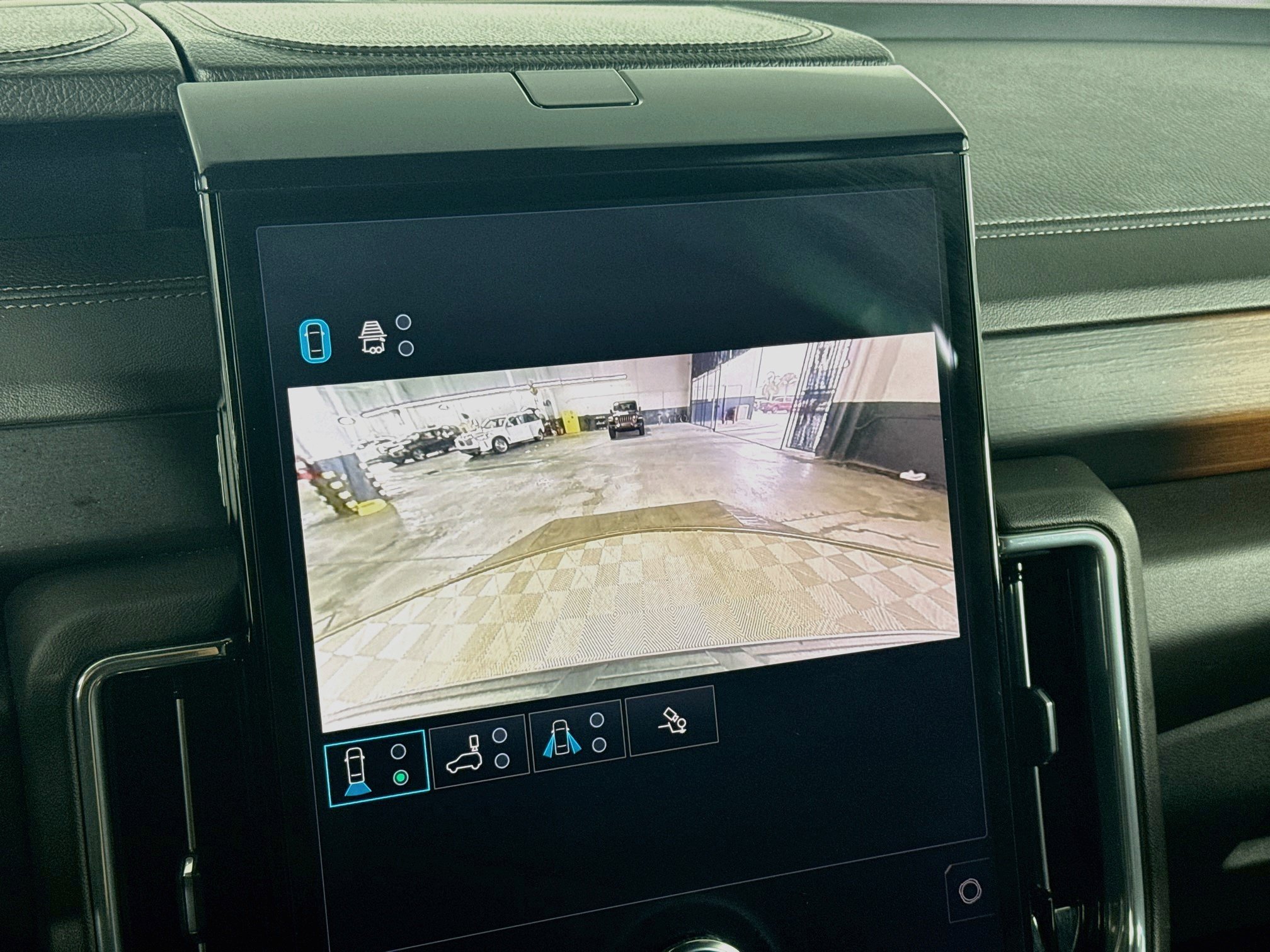 Used 2025 GMC Yukon Denali RWD image 19