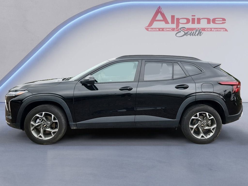 Used 2025 Chevrolet Trax LT w/ LT Convenience Package FWD image 2