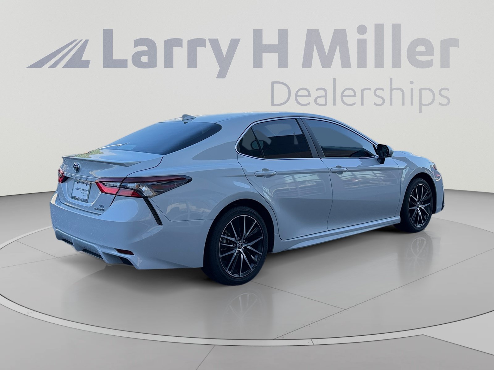 Used 2023 Toyota Camry SE w/ Audio Upgrade Package FWD image 5
