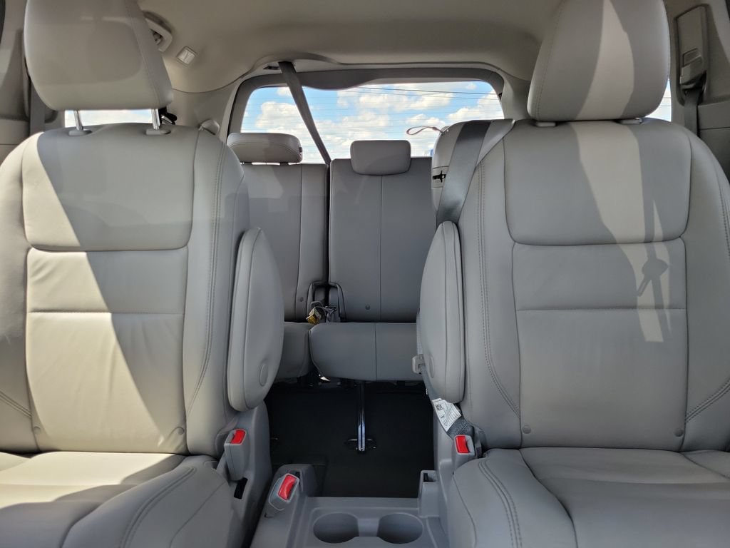 Used 2019 Toyota Sienna XLE w/ XLE Navigation Package FWD image 17