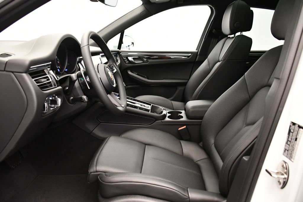 Certified 2026 Porsche Macan AWD/4WD image 5