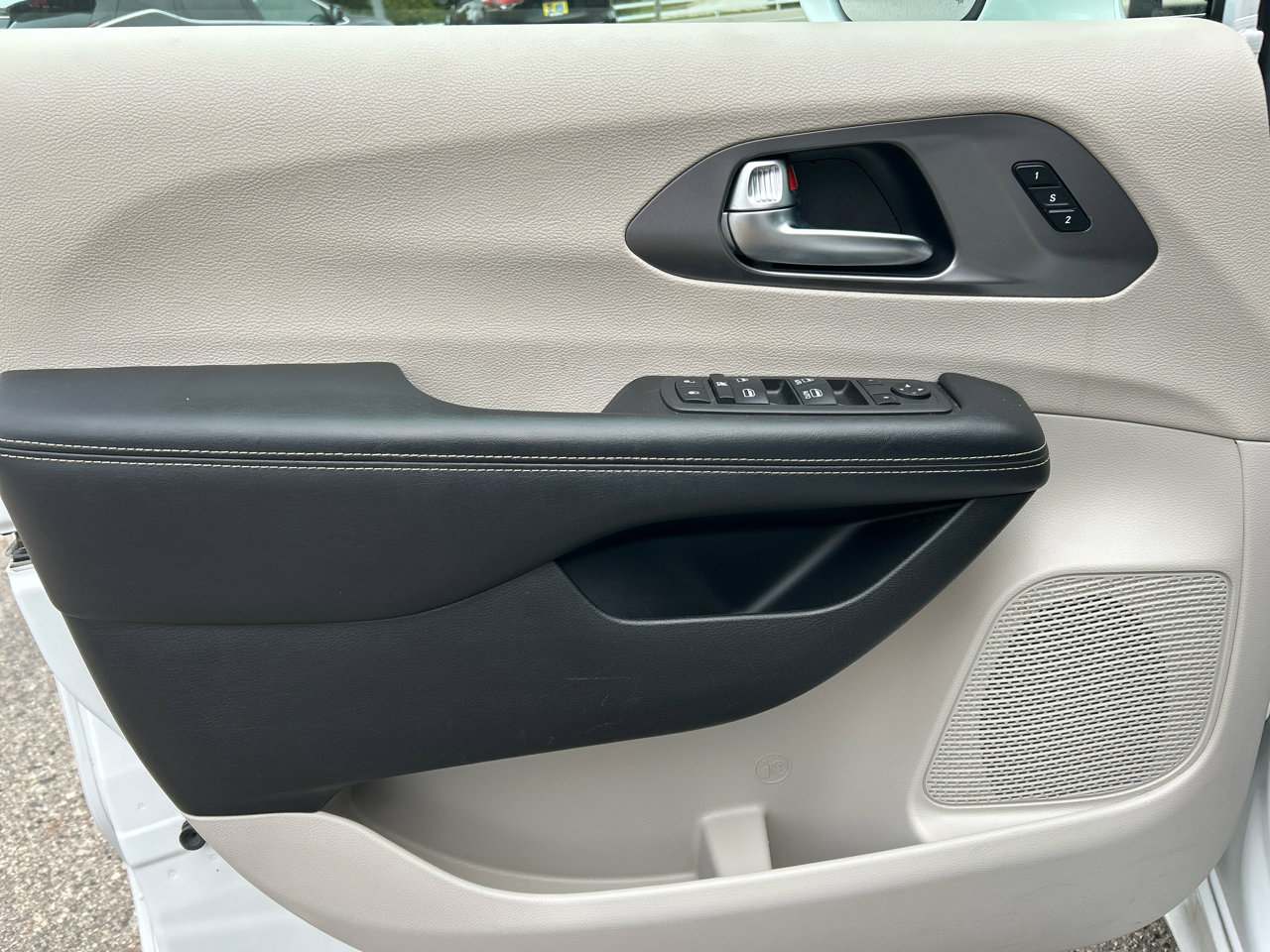 Used 2022 Chrysler Pacifica Touring-L image 8