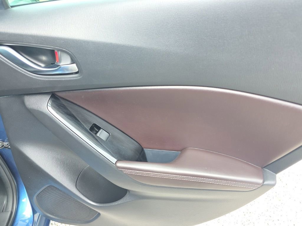 Used 2018 MAZDA MAZDA3 Touring FWD image 15