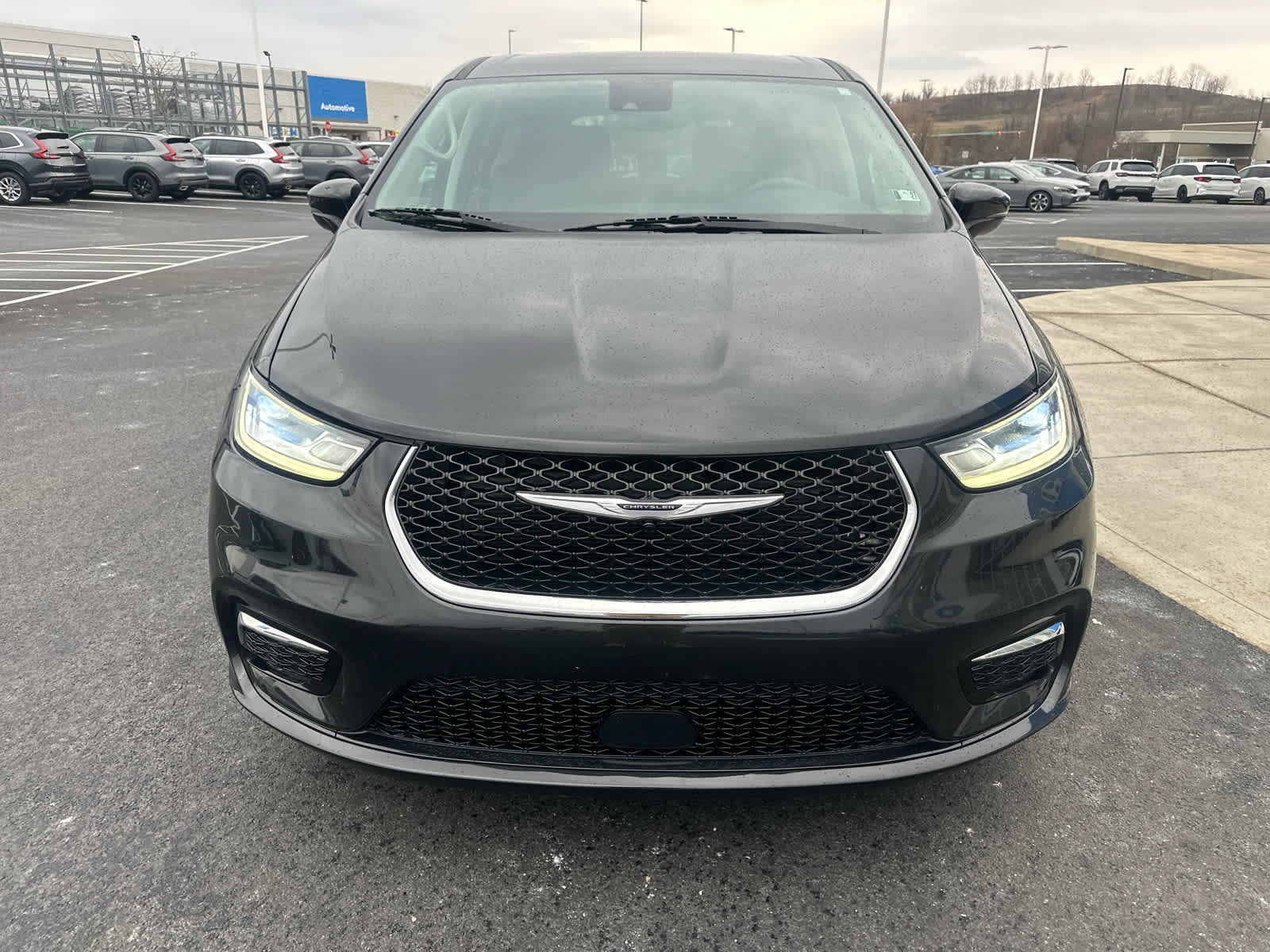 Used 2024 Chrysler Pacifica Touring-L image 4