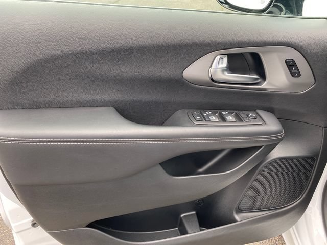 Used 2025 Chrysler Pacifica Select FWD image 15