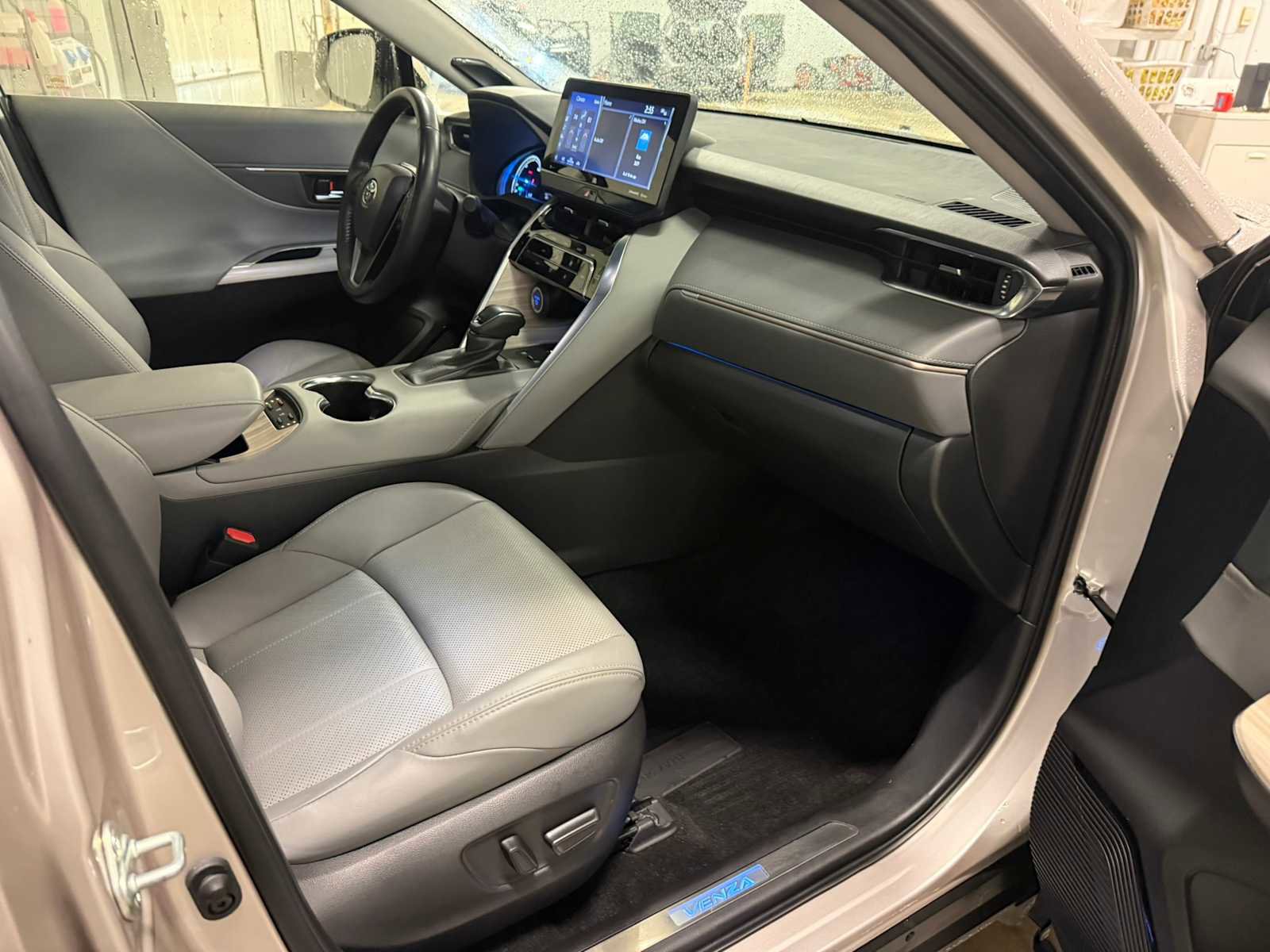 Certified 2021 Toyota Venza Limited image 28