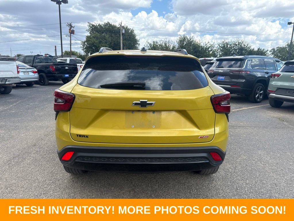 Used 2024 Chevrolet Trax RS w/ Sunroof Package FWD image 3