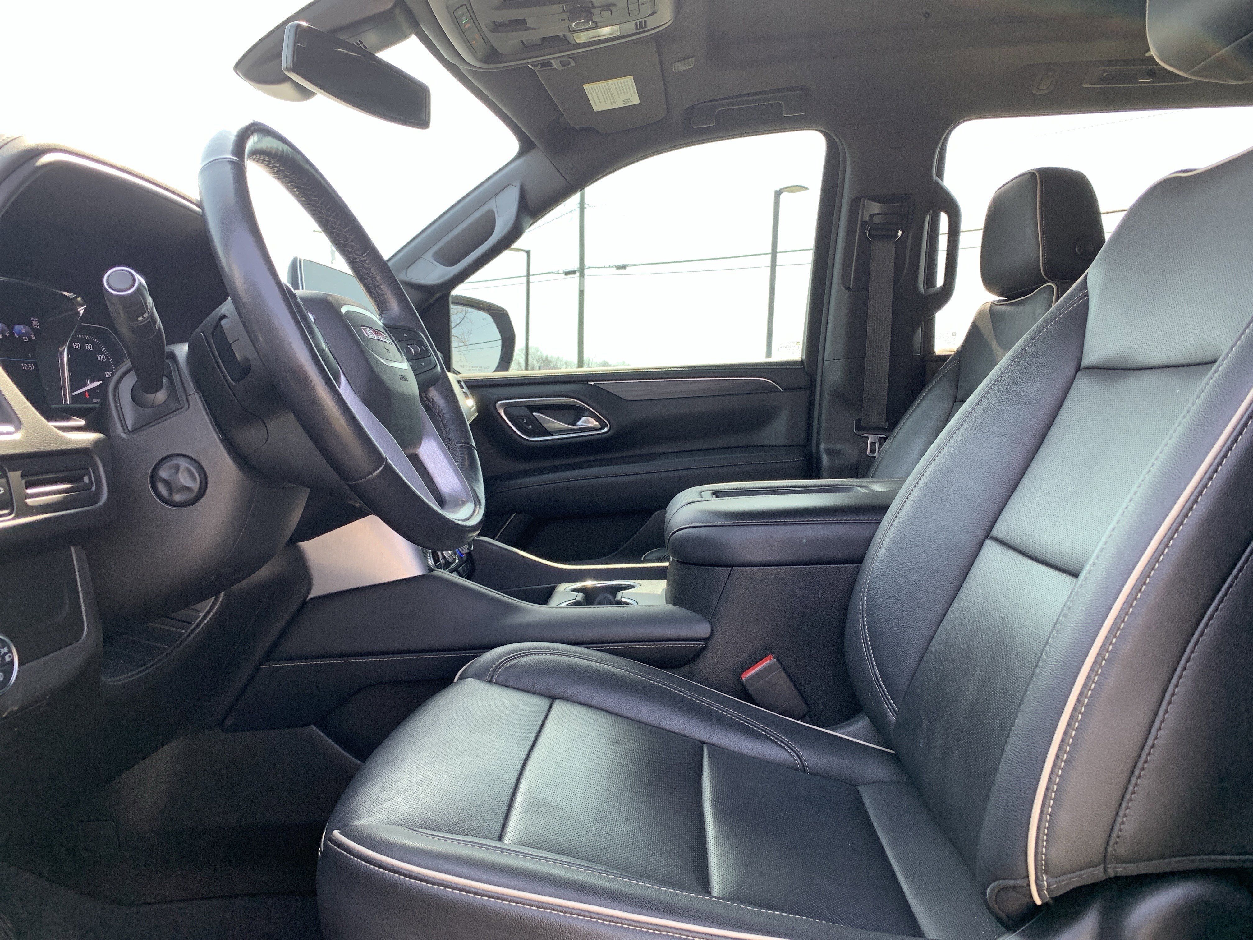 Used 2021 GMC Yukon XL SLT w/ SLT Premium Package image 16