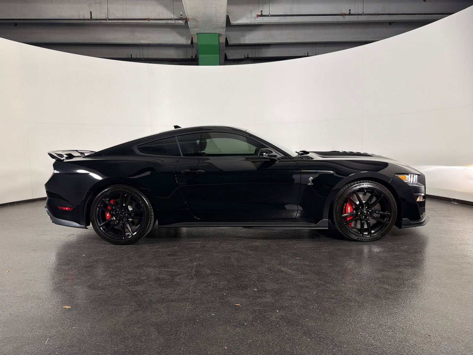 Used 2022 Ford Mustang Shelby GT500 w/ Technology Package RWD image 3