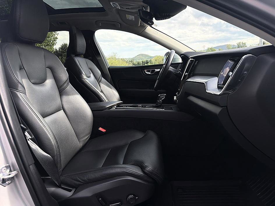 Used 2019 Volvo XC60 T5 Momentum w/ Multimedia Package FWD image 13
