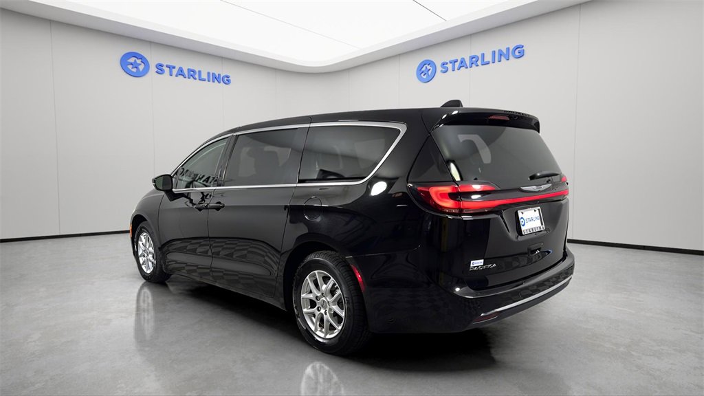 Used 2024 Chrysler Pacifica Touring-L image 6
