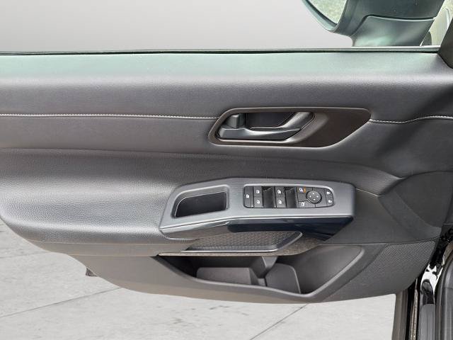 Certified 2024 Nissan Pathfinder SV FWD image 17