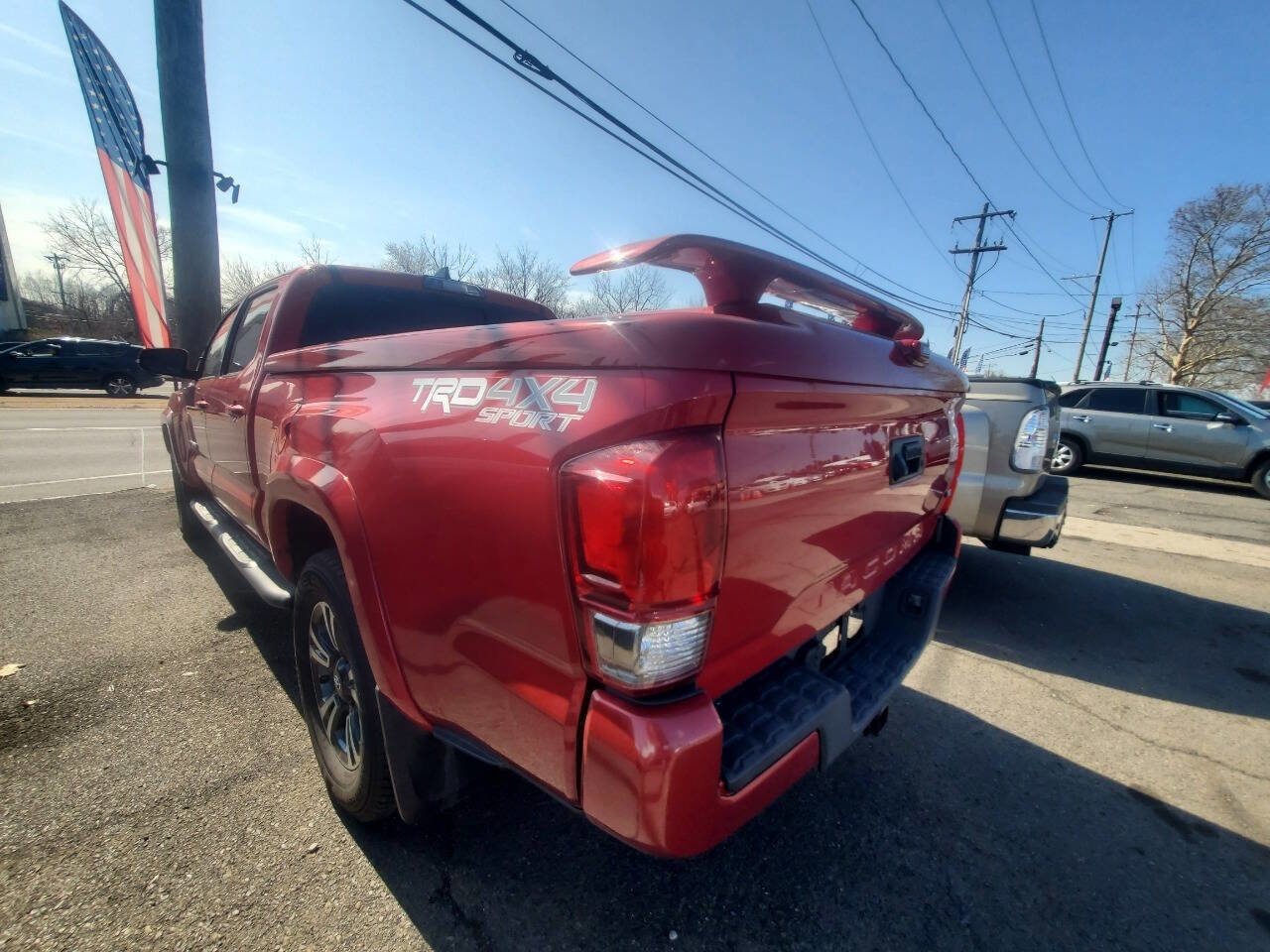 Used 2017 Toyota Tacoma TRD Sport w/ Exterior Package image 2