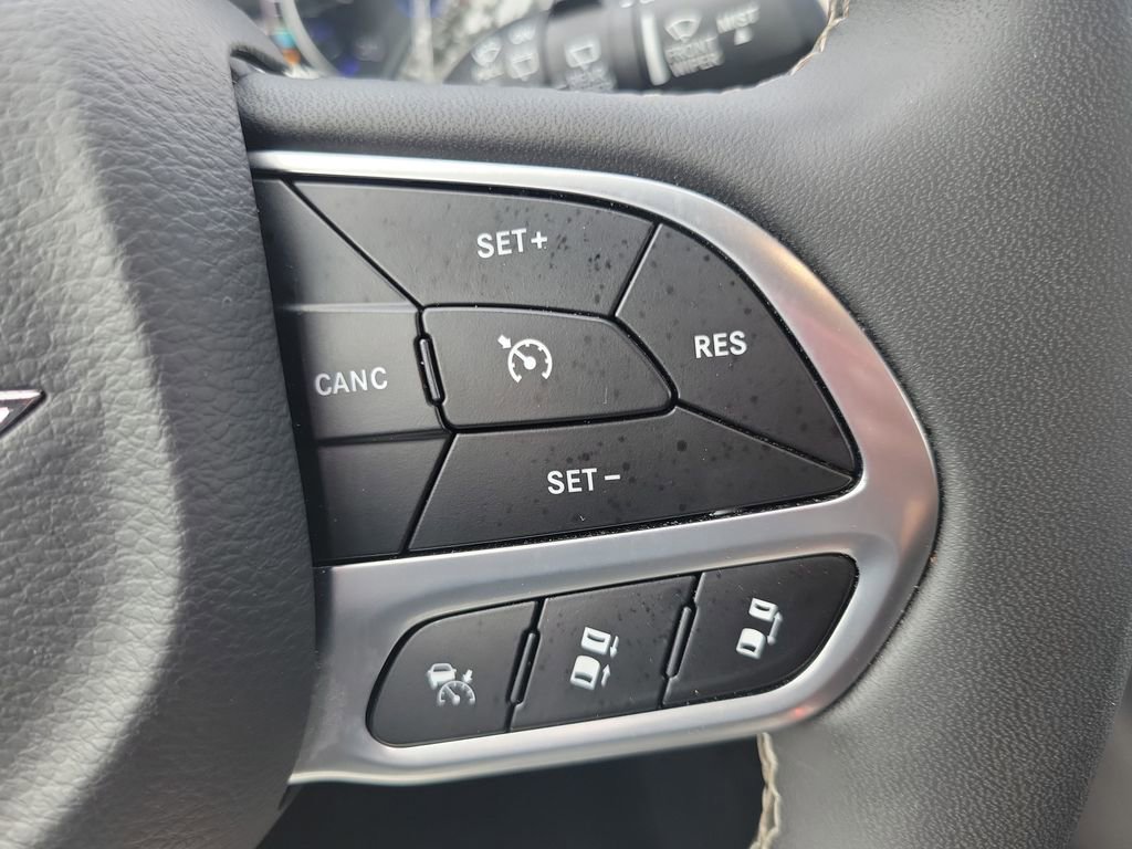 Used 2025 Chrysler Pacifica Select image 27