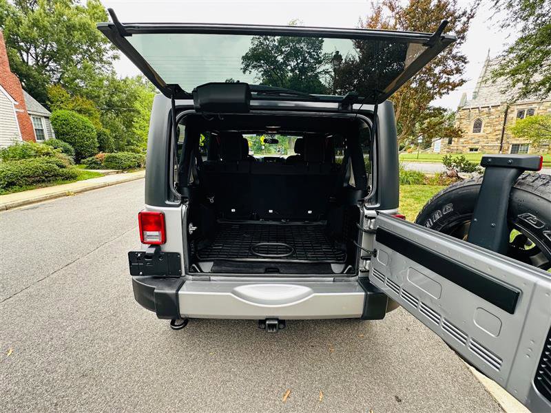 Used 2018 Jeep Wrangler Unlimited Sahara w/ Connectivity Group image 19