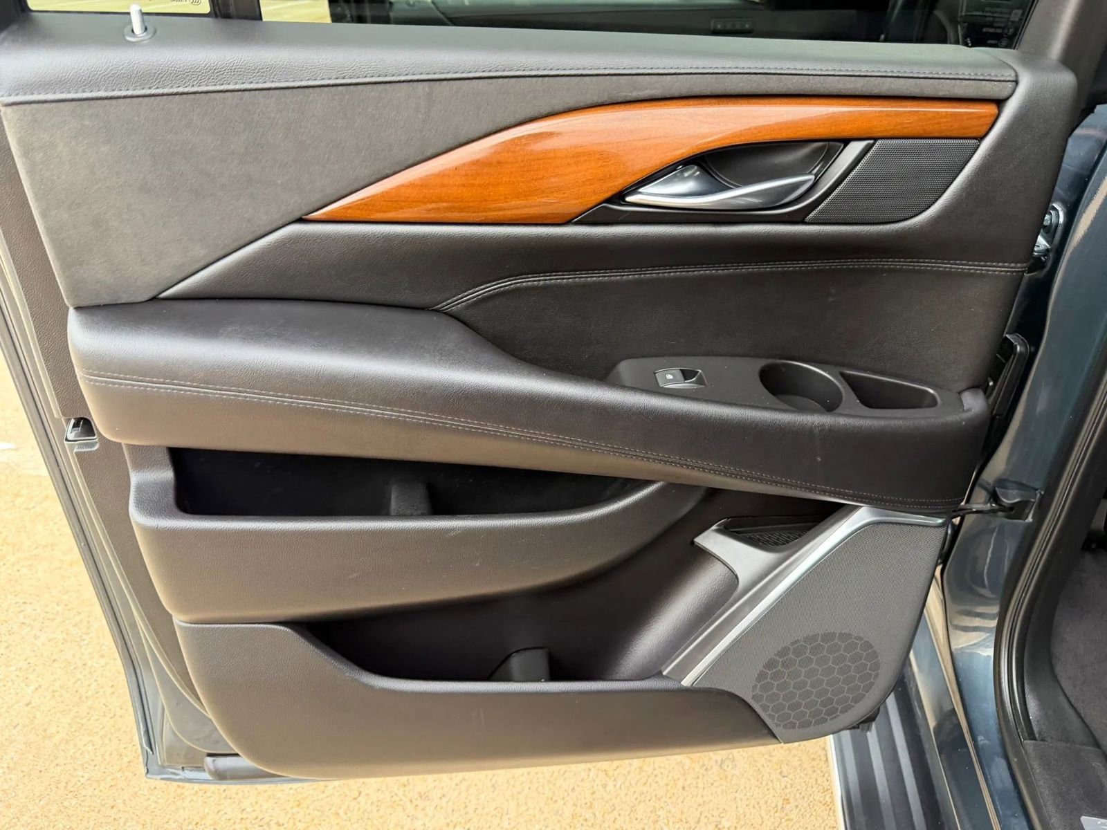 Used 2020 Cadillac Escalade ESV Premium Luxury image 19