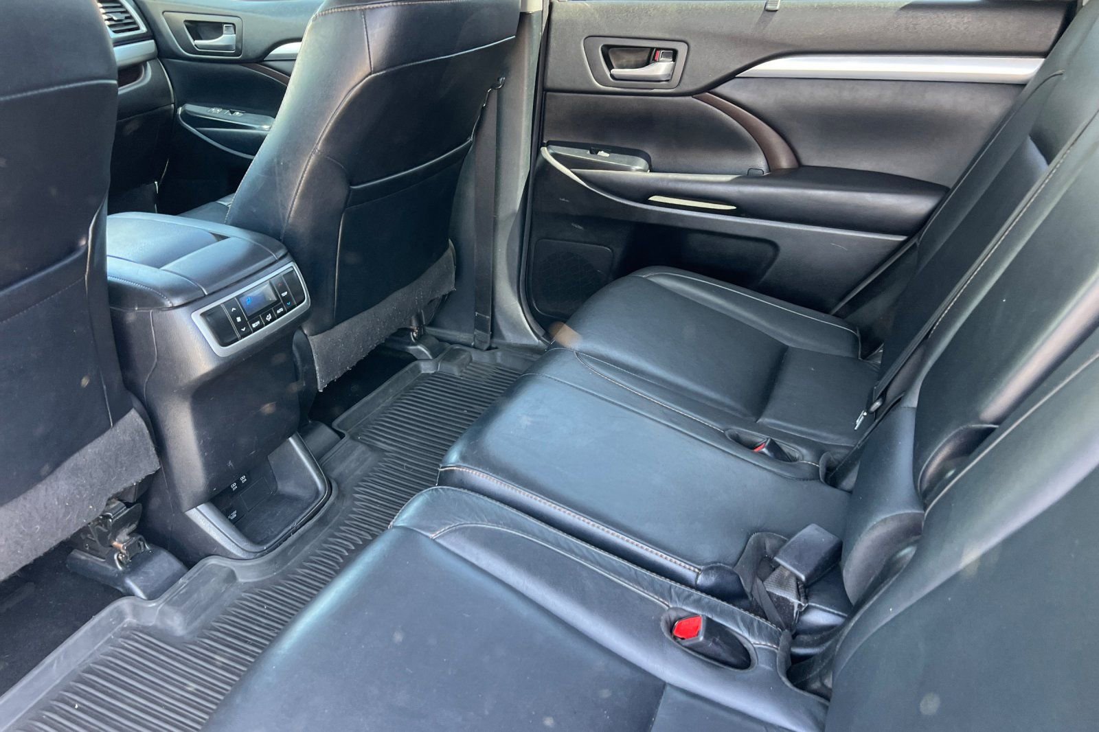 Used 2018 Toyota Highlander XLE AWD/4WD image 12