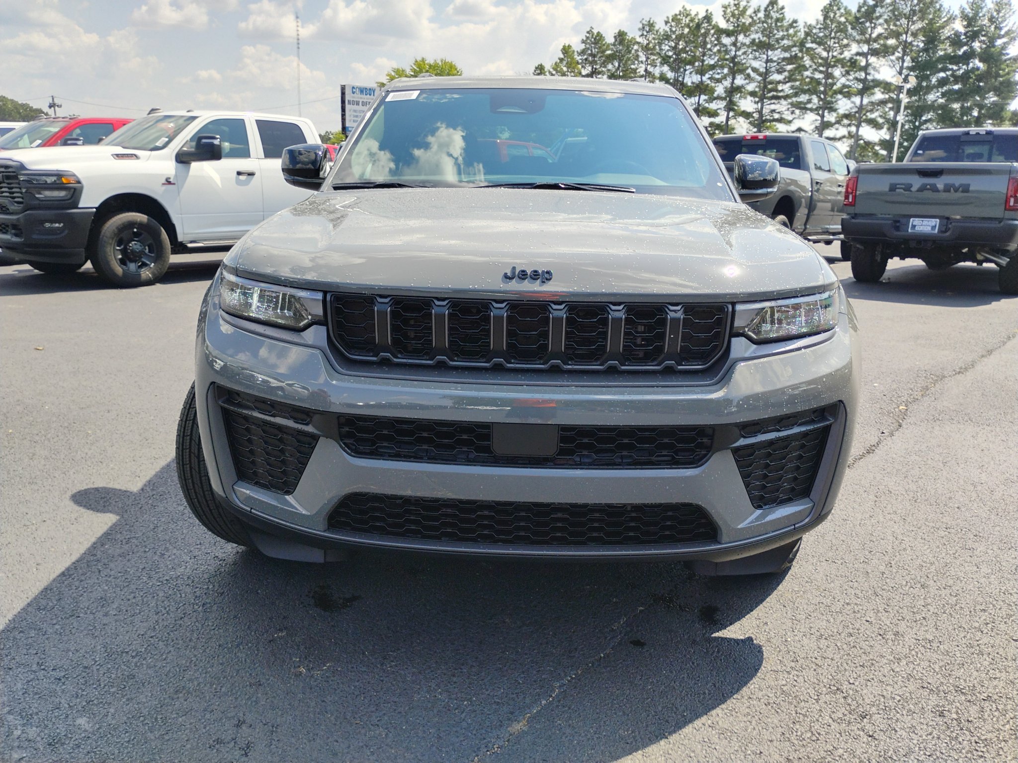 New 2027 Jeep Grand Cherokee Altitude AWD/4WD image 2
