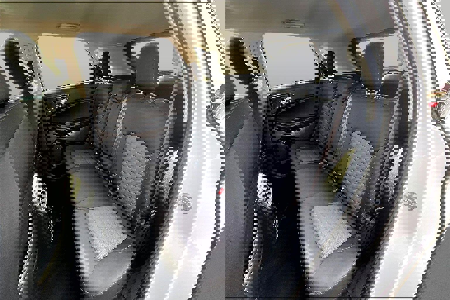 Used 2020 Ford Edge SE image 25