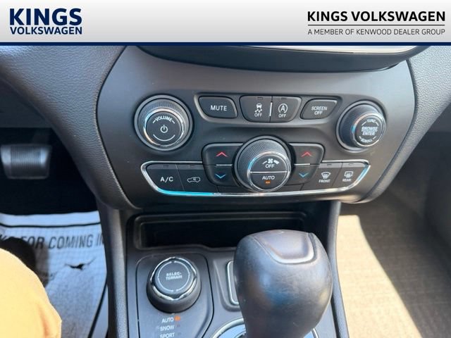 Used 2019 Jeep Cherokee Limited w/ Luxury Group AWD/4WD image 16