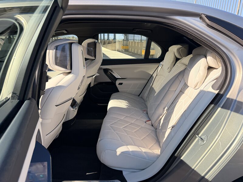 Used 2023 BMW i7 xDrive60 w/ Parking Assistance Package AWD/4WD image 18